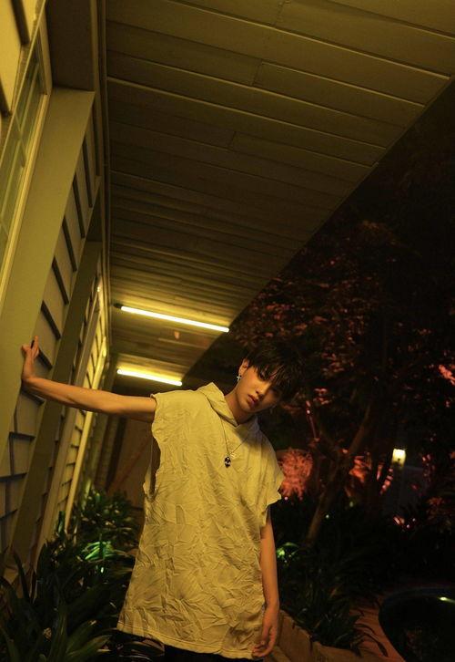 黄明昊mv照片,光影交错,魅力无限 第3张 黄明昊mv照片,光影交错,魅力无限 第3张