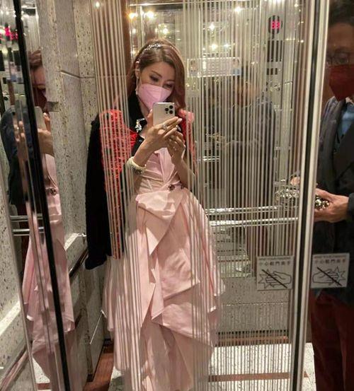 李嘉欣穿皮草生活照,奢华与时尚的完美融合  第2张